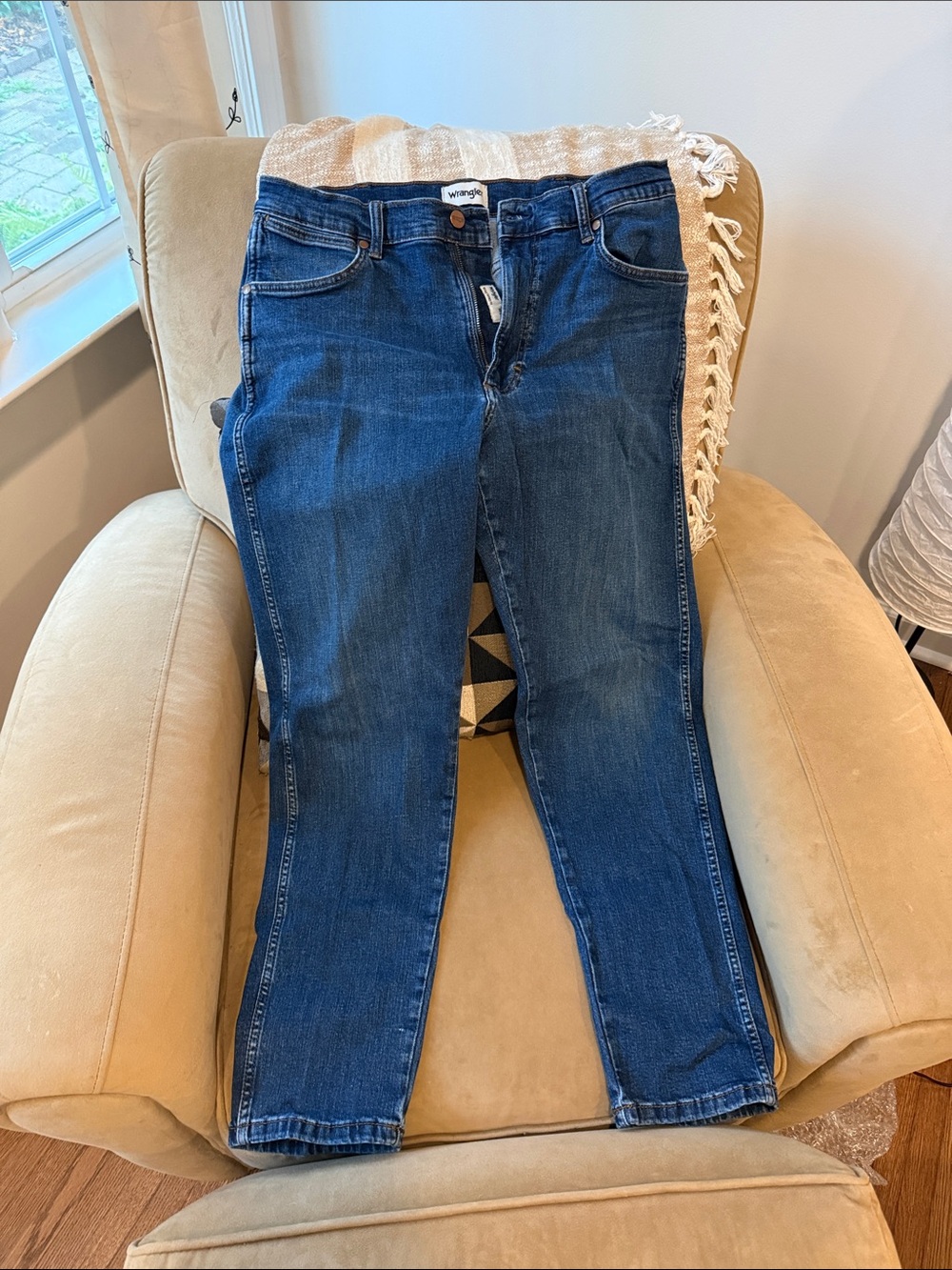 Men’s Wrangler Relaxed Tapered Jeans in Dark Blue Wash